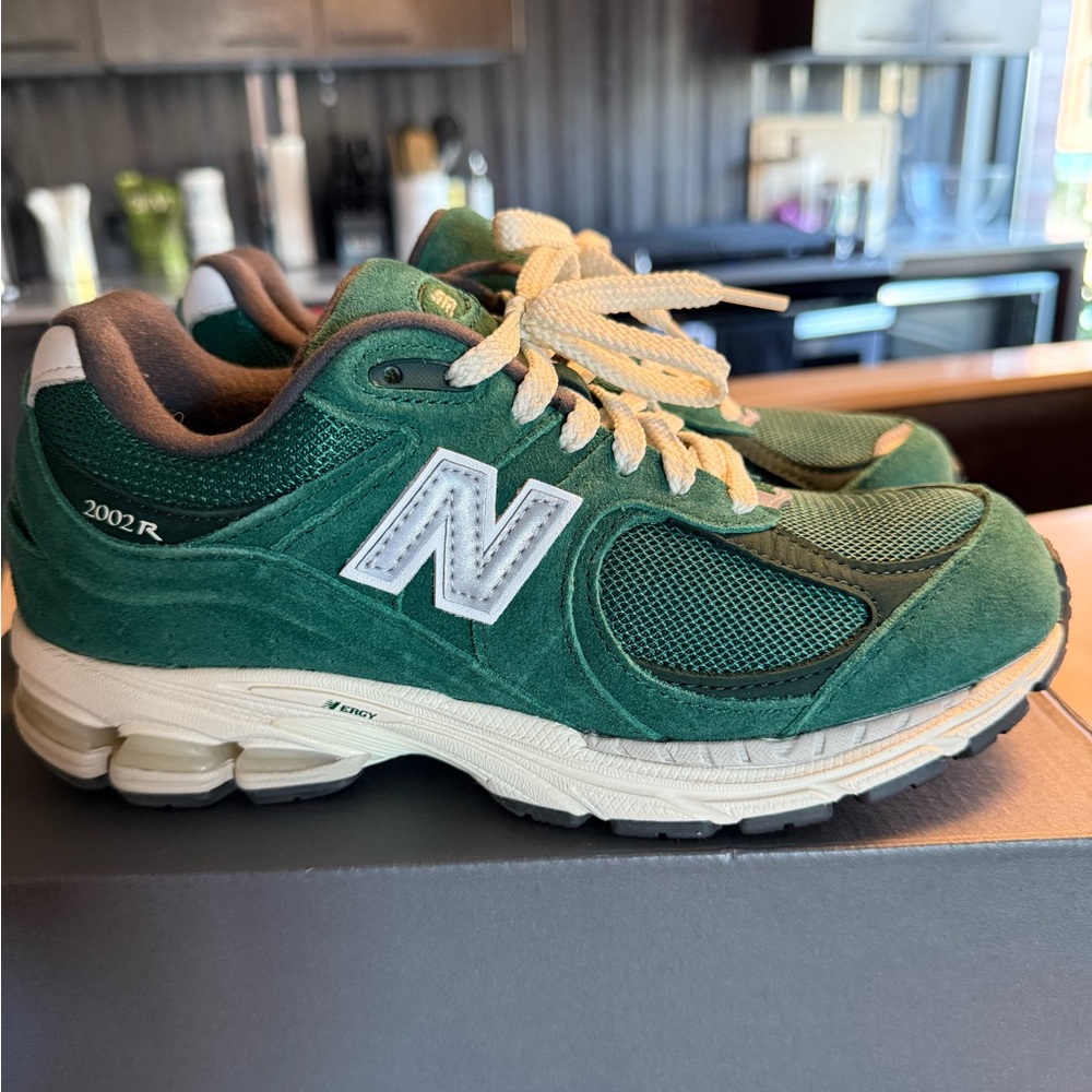 New Balance 2002R Sneakers GS 6 / Womens 7.5